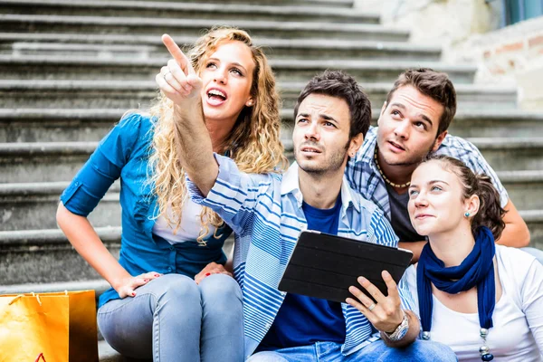 Grupp unga vänner med digital tablett — Stockfoto