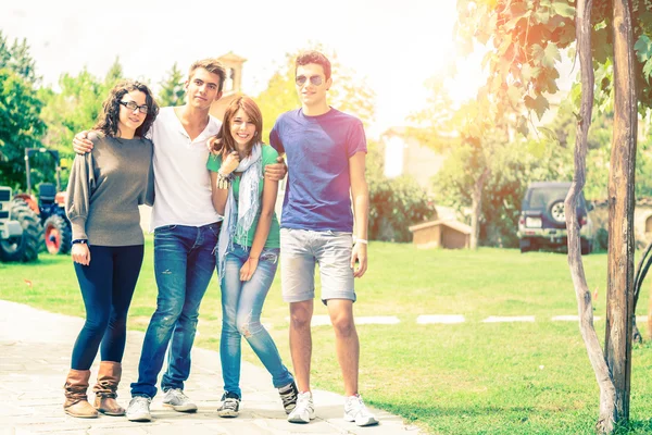 Amigos disfrutando de un día soleado en el parque —  Fotos de Stock