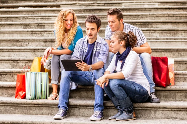 Grupo de jovens amigos com tablet digital — Fotografia de Stock