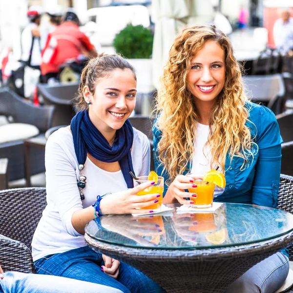 Щасливі друзі п'ють коктейлі в кафе — стокове фото