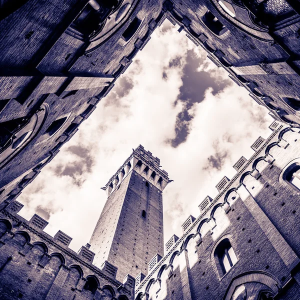 Torre del Mangia toren in Siena — Stockfoto