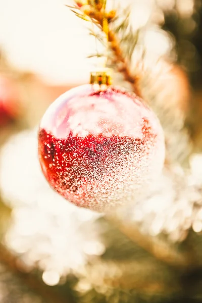 Decorativo rosso palla di Natale — Foto Stock