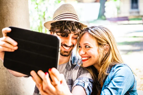 Mooie lachende paar nemen selfie — Stockfoto
