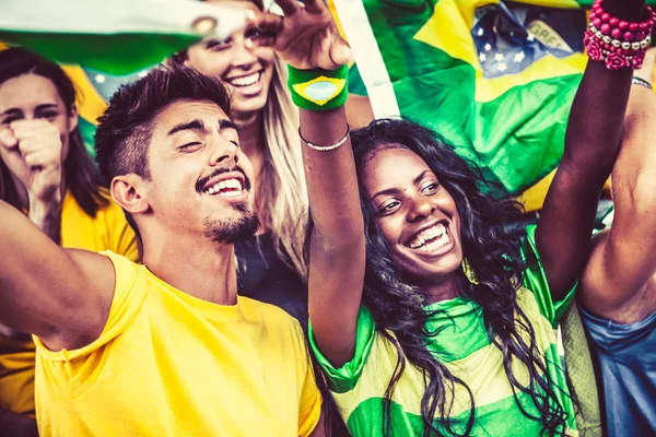 Brasilianska supportrar som hejar på stadion — Stockfoto