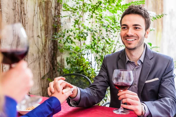 Jovem Toasting com vinho tinto — Fotografia de Stock