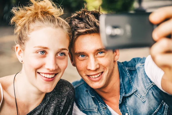 Pareja tomando selfie en el teléfono móvil — Foto de Stock