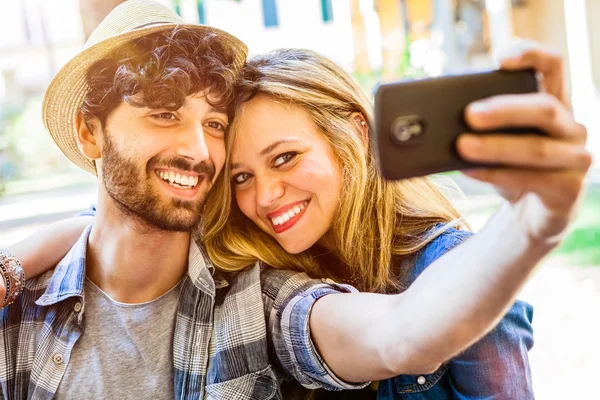 Hermosa pareja sonriente tomando selfie — Foto de Stock