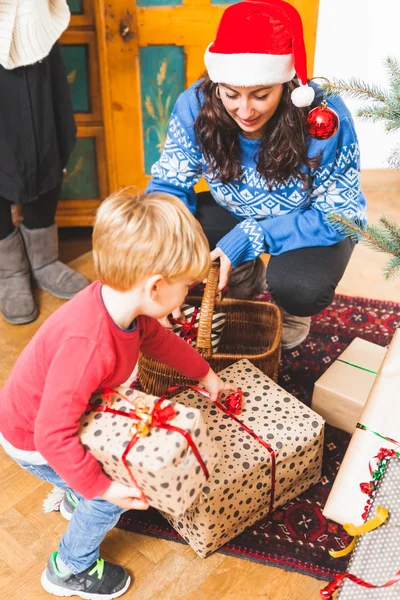 Femme donnant un cadeau à l'enfant à Noël — Photo
