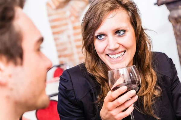 Homem e mulher bebendo vinho e conversando — Fotografia de Stock