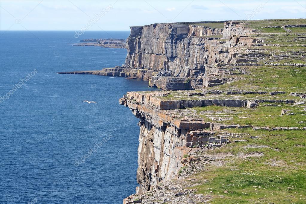 Cliffs in Aran Islands — Stock Photo © 122925620
