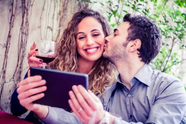 Çift gülümseyen ve dijital tablet vasıl arıyorsunuz