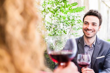 Adam içme şarap kız arkadaşı ile 