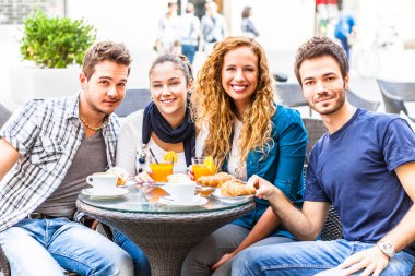 tipik Fransız kahvaltı yapıyor arkadaşlar