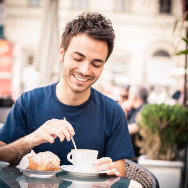 gülümseyen adam having kahvaltı 