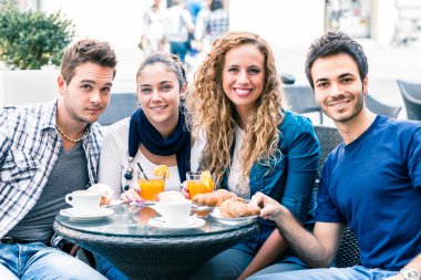 tipik Fransız kahvaltı yapıyor arkadaşlar