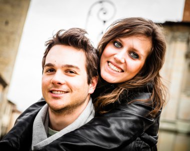 genç çifte sarılma gülümseyen 