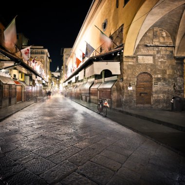 Ponte Vecchio Köprüsü geceleri