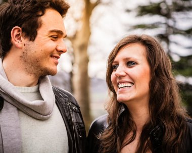 gülümseyen genç Çift