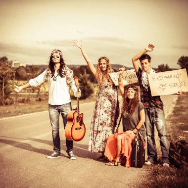Hippiler posterlerini açmaları ile yolda otostop