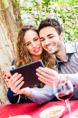 Çift gülümseyen ve dijital tablet vasıl arıyorsunuz