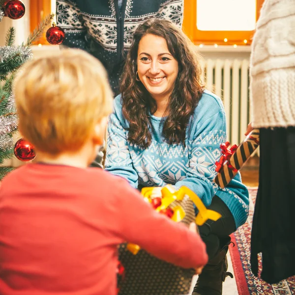 Vrouw kind cadeau geven met Kerstmis — Stockfoto