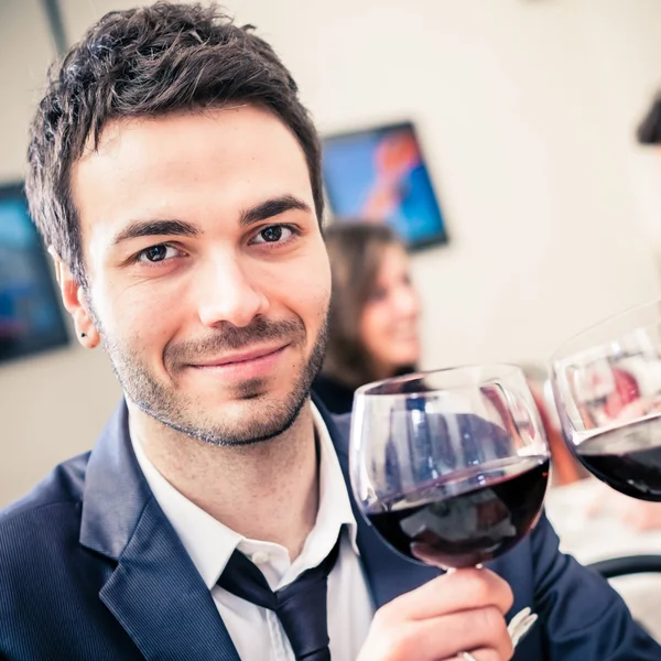 Homem sorridente segurando copo de vinho — Fotografia de Stock