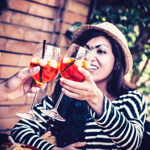 Девушка-подросток пьет коктейль "Аперитив" — стоковое фото
