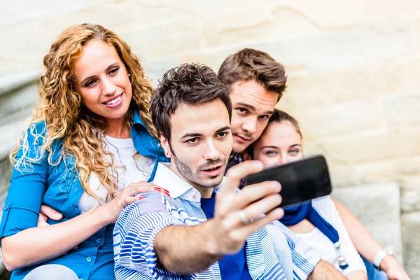 Amigos haciendo selfie en el teléfono inteligente — Foto de Stock