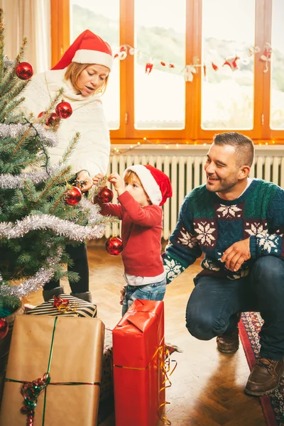 Criança com pais Decoração Árvore de Natal — Fotografia de Stock