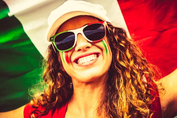 Итальянский болельщик перед итальянским флагом — стоковое фото