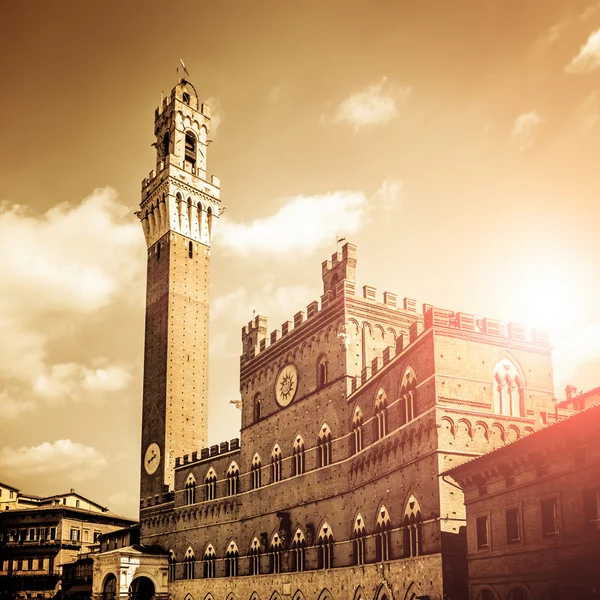 Starověké budova Palazzo Pubblico v Sieně — Stock fotografie