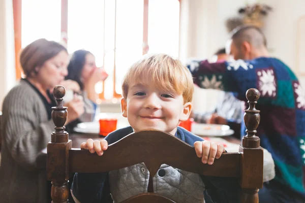 Söt lekfull förskolebarn på julbord — Stockfoto