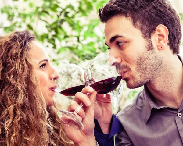 Belo casal amoroso beber vinho — Fotografia de Stock