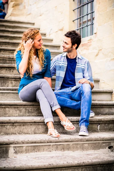 Schönes Paar sitzt auf der Treppe — Stockfoto