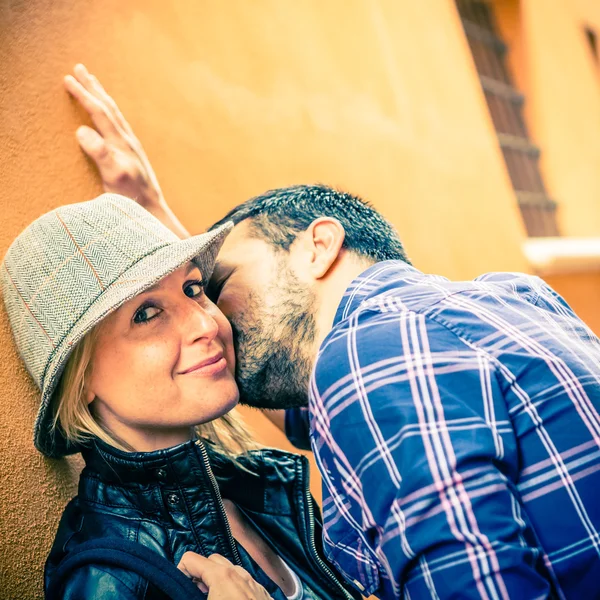 Флиртующая пара, способная целоваться — стоковое фото