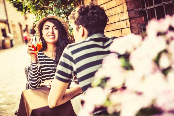 Um casal adolescente bebendo coquetéis no café — Fotografia de Stock