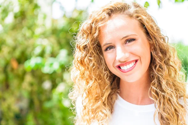 Mujer rubia sonriente — Foto de Stock