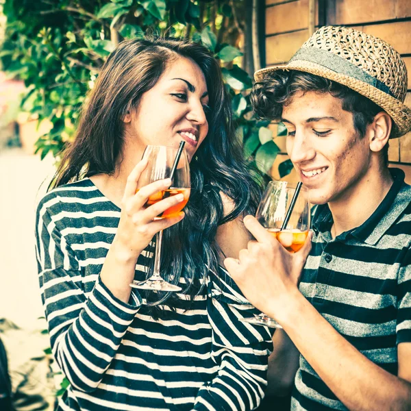 Casal com coquetéis de álcool no café — Fotografia de Stock