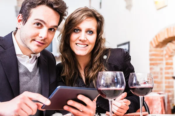 Casal sorridente usando tablet digital — Fotografia de Stock