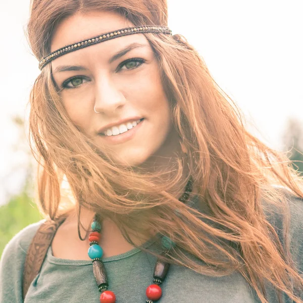 Chica joven con en estilo hippie — Foto de Stock