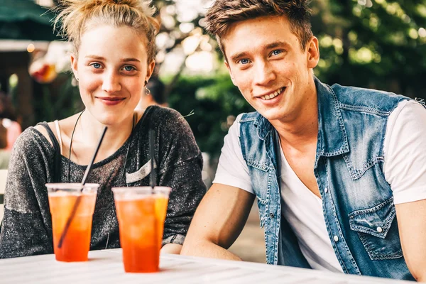 Pareja joven bebiendo cócteles — Foto de Stock