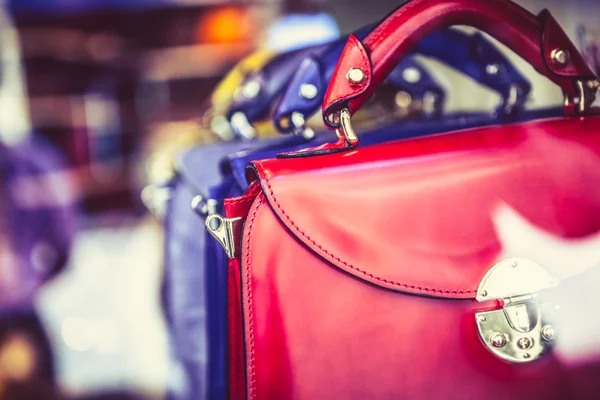 Dükkanda renkli deri Çantalar — Stok fotoğraf