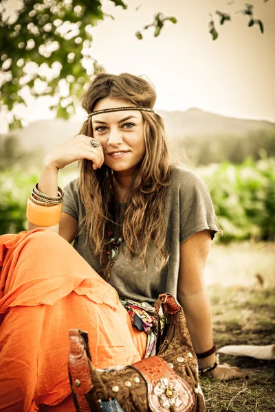 Hippie chica en diadema descansando en la hierba — Foto de Stock
