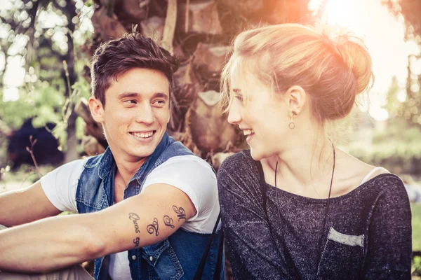 Pareja adolescente Citas en el Parque — Foto de Stock