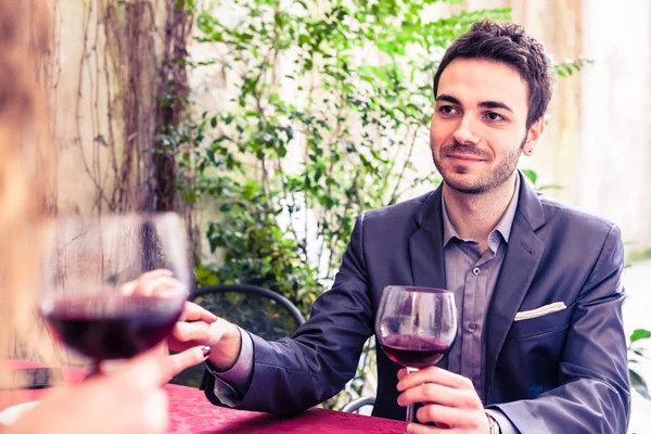 Homem Bebendo vinho com sua namorada — Fotografia de Stock