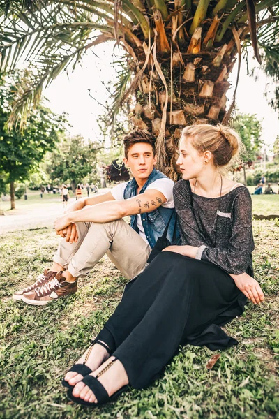 Подростковая пара разговаривает в парке — стоковое фото