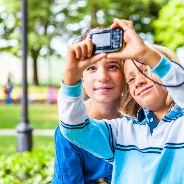 Zus en broer selfie nemen op camera — Stockfoto
