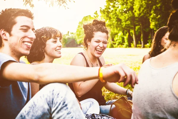 Счастливые друзья смеются в парке — стоковое фото