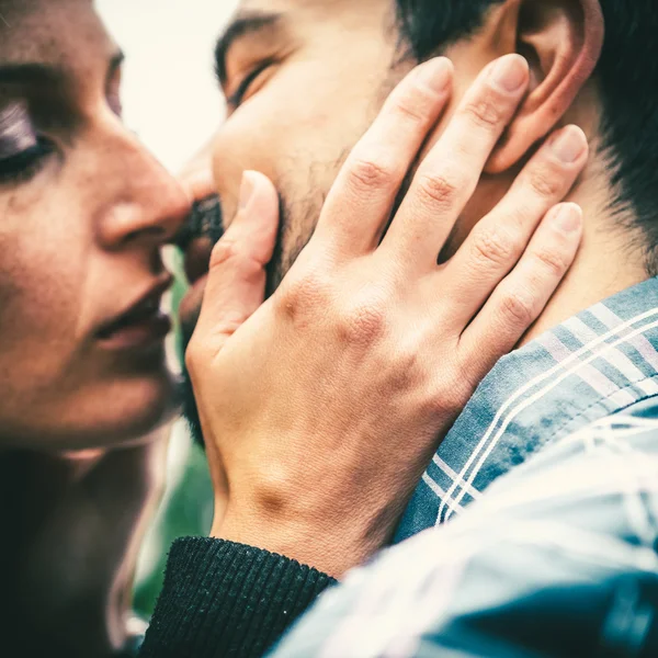 Φλερτ ζευγάρι να φιλήσει — Φωτογραφία Αρχείου