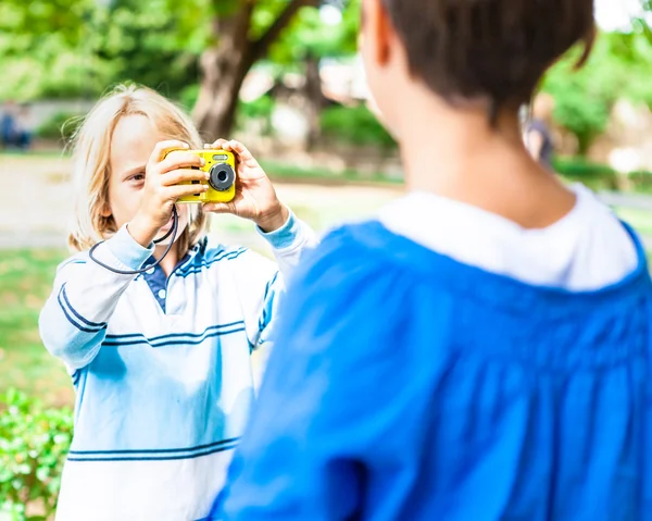 Bambino che fa fotografia sulla fotocamera digitale — Foto Stock